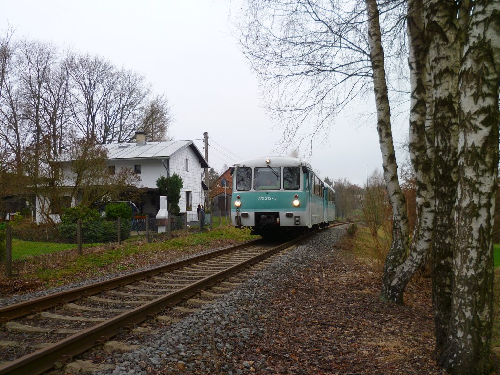 Am 20.04.13 fuhr zum ersten mal die Ferkeltaxe auf der, nicht mehr im Regelbetrieb befindlichen Strecke Adorf- Muldenberg. Es fuhren 772 312-5 und 772 367-9 Hier die Ausfahrt in Gunzen.