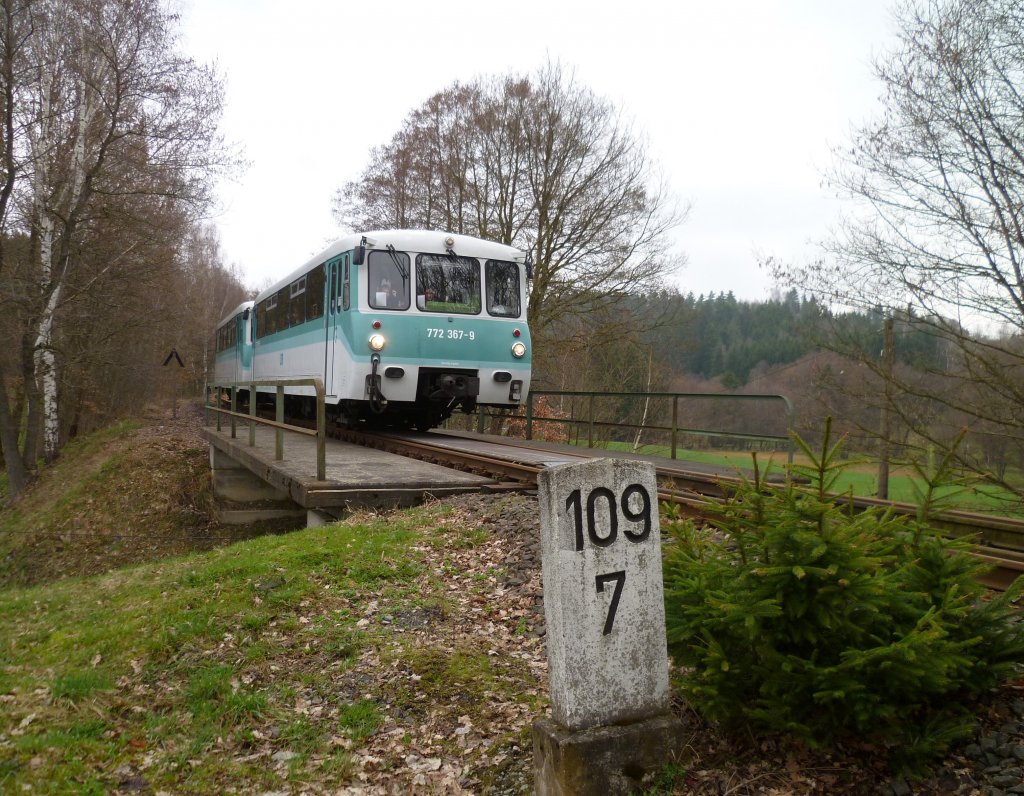 Am 20.04.13 fuhr zum ersten mal die Ferkeltaxe auf der, nicht mehr im Regelbetrieb befindlichen Strecke Adorf- Muldenberg. Es fuhren 772 312-5 und 772 367-9 Hier kurz vor Siebenbrunn.