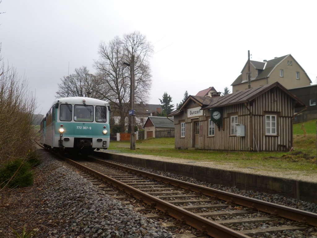 Am 20.04.13 fuhr zum ersten mal die Ferkeltaxe auf der, nicht mehr im Regelbetrieb befindlichen Strecke Adorf- Muldenberg. Es fuhren 772 312-5 und 772 367-9 Hier in Gunzen.