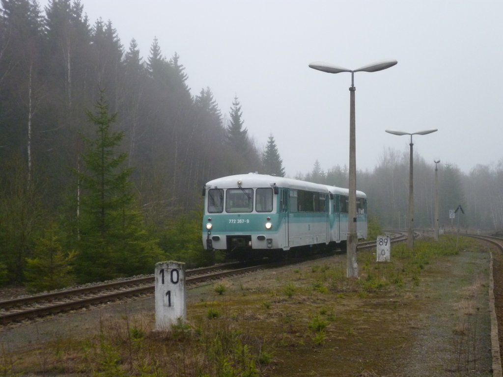 Am 20.04.13 fuhr zum ersten mal die Ferkeltaxe auf der, nicht mehr im Regelbetrieb befindlichen Strecke Adorf- Muldenberg. Es fuhren 772 312-5 und 772 367-9 Hier in Muldenberg.