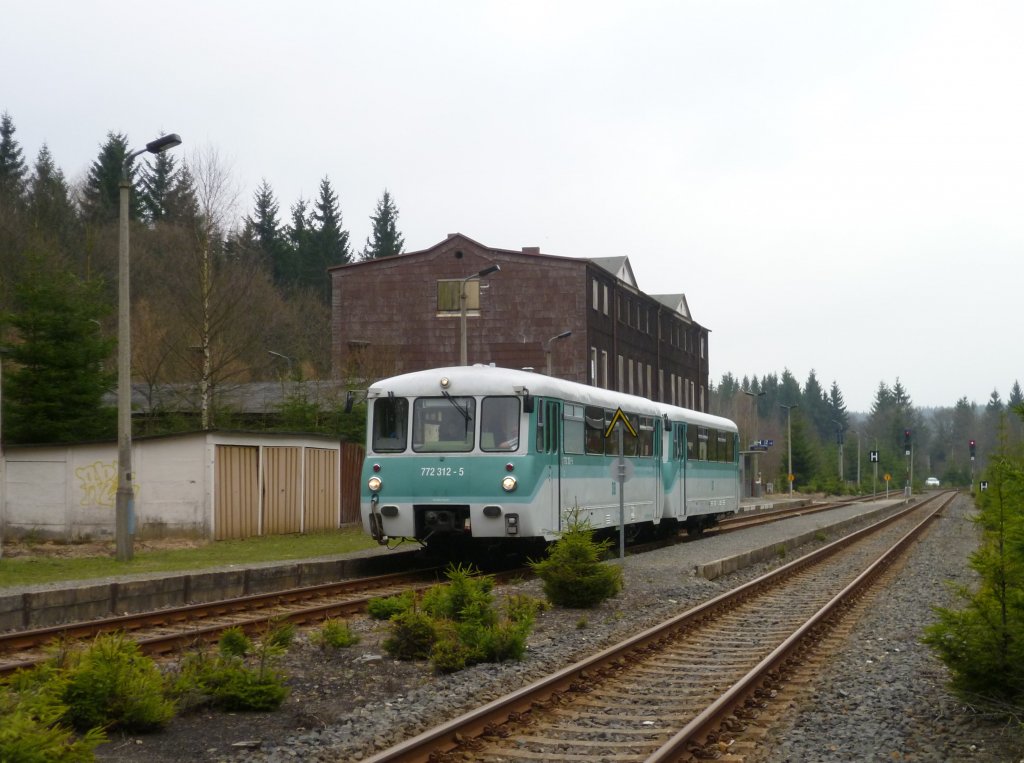Am 20.04.13 fuhr zum ersten mal die Ferkeltaxe auf der, nicht mehr im Regelbetrieb befindlichen Strecke Adorf- Muldenberg. Es fuhren 772 312-5 und 772 367-9 Hier in Zwotental.