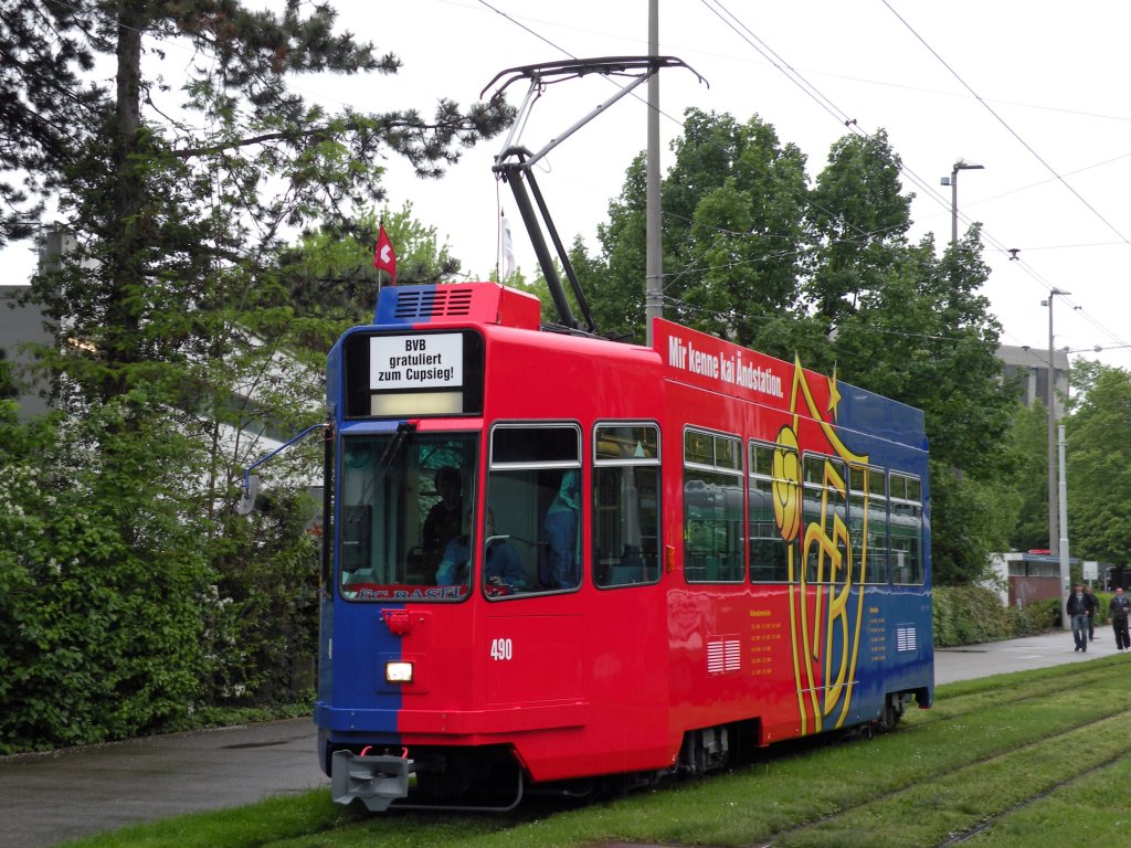 Am 20.04.2010 erlitt das alte FCB Tram im Depot Wiesenplatz vermutlich Totalschaden durch eine einstrzende Mauer. Zum Cupsieg des FC Basel wurde das neue FCB Tram vrogestellt. Die Aufnahme stammt vom 09.05.2010.