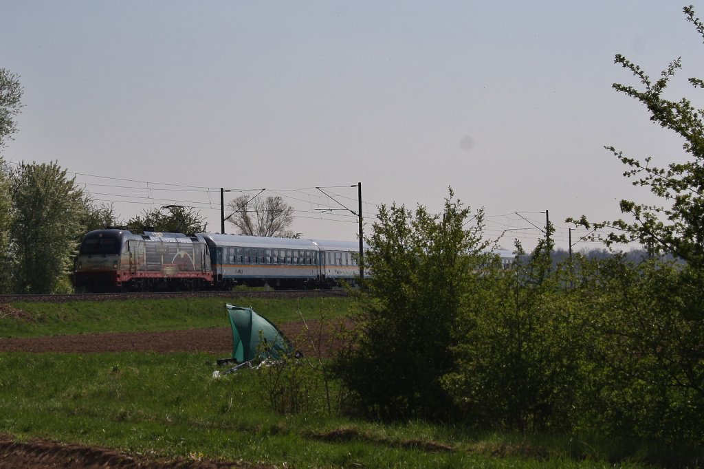 Am 20.04.2011 in Kfering 183 001, Im vordergrund unsere Halbmuschel, in der wir den fototag verbrachten.