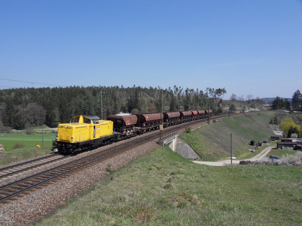 Am 20.04.2011 legt sich 213 383-8 mit ihrem Schotterzug in die Kurve bei Gundelsheim.
