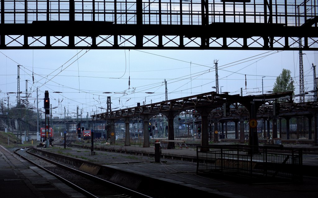 Am 20.04.2012 blickt der Fotograf aus der Halle des Dresdner Hbf auf das nrdliche, Vorfeld. Die Bahnsteiganlagen, weil ausserhalb der Halle fast  ungenutzt, machen einen  trostlosen heruntergekommenen Eindruck.Zeit 19:42 Uhr.