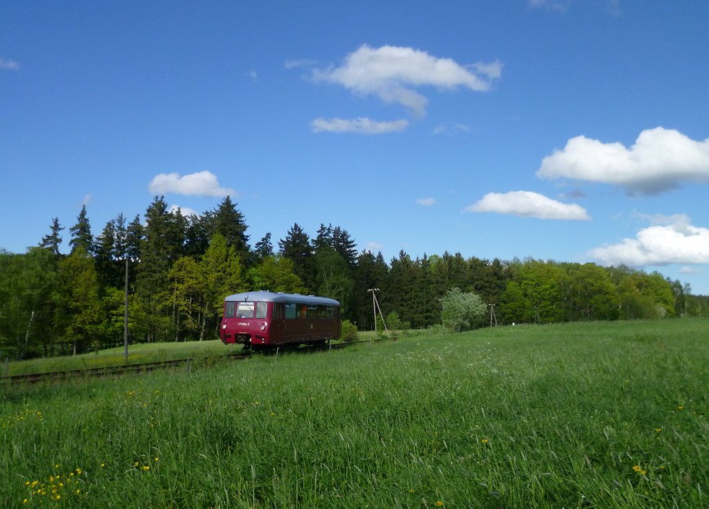 Am 20.05.13 war Deutscher Mhlentag, da fuhr die Ferkeltaxe wieder von Schnberg/V. nach Schleiz West und zurck. Hier kurz vor Schleiz.