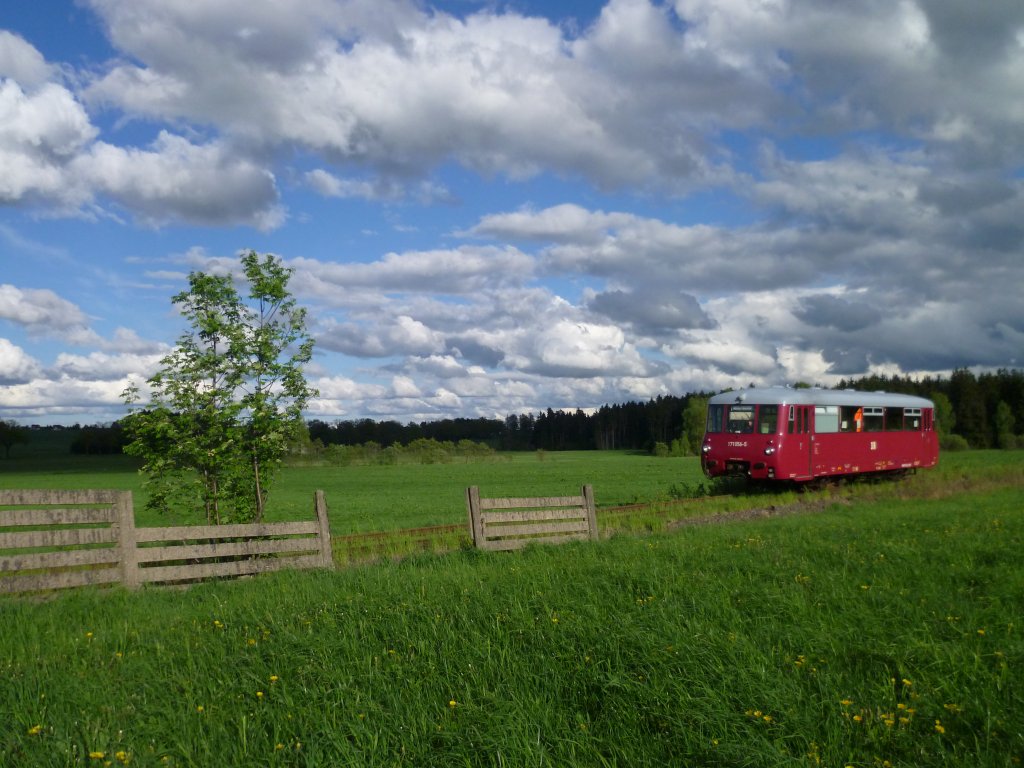 Am 20.05.13 war Deutscher Mhlentag, da fuhr die Ferkeltaxe wieder von Schnberg/V. nach Schleiz West und zurck. Hier kurz vor Mhltroff.