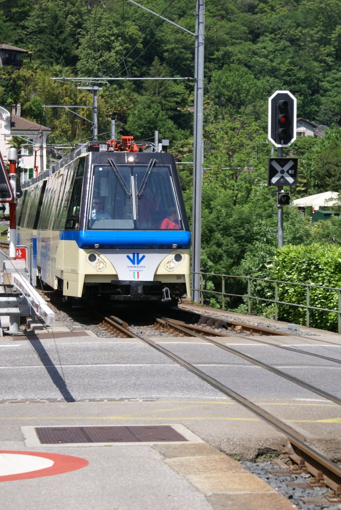 Am 20.05.2007 berquert der Panoramatriebzug ABe 4/4 der Ssif den Bahnbergang bei Pontebrolla.