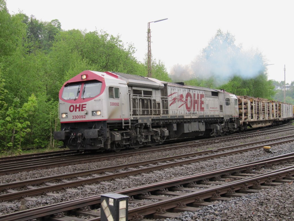 Am 20.05.2010 rangiert OHE 330092 mit einem Holzzug im Bahnhof Arnsberg.