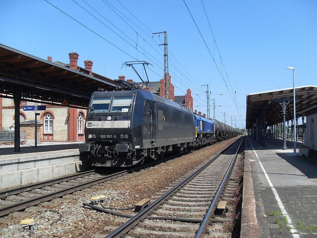 Am 20.05.2012 kam 185 557 mit 266 028+einem leerem Kesselzug durch Stendal und fuhr weiter in Richtung Hamburg.