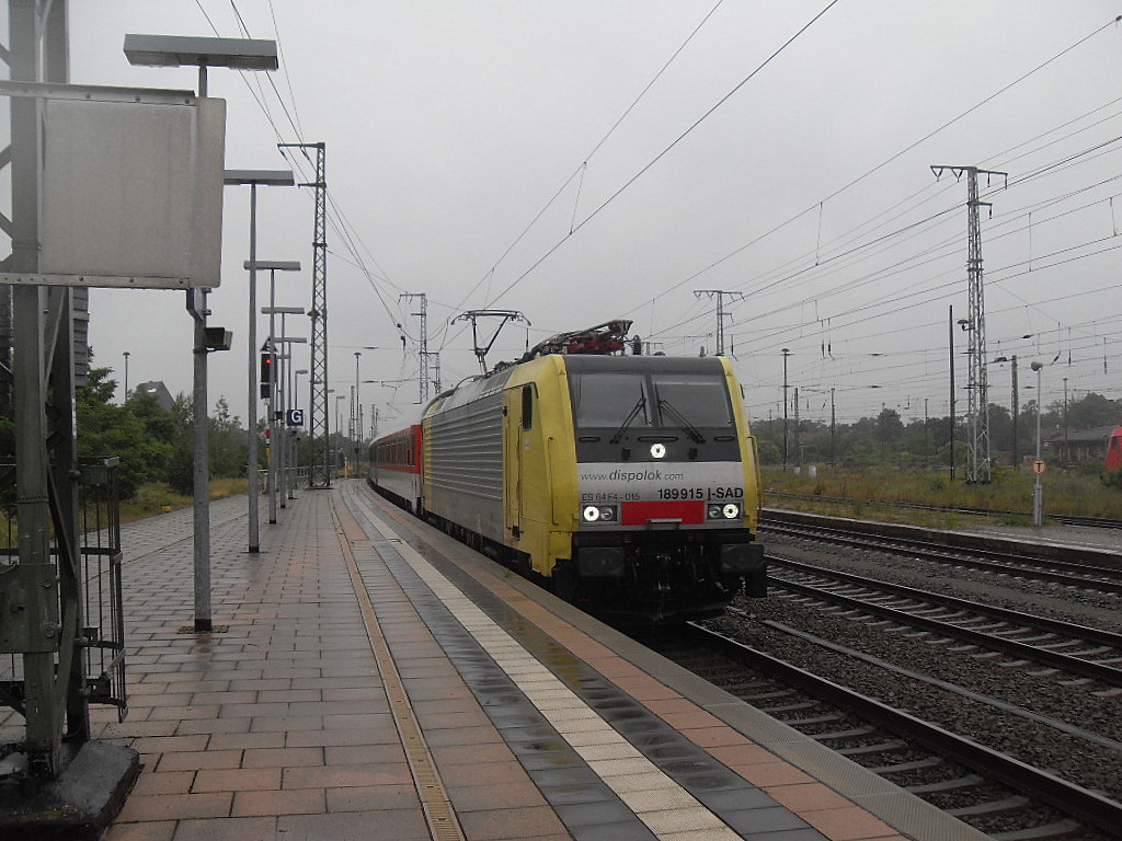 Am 20.06.2012 kam 189 915 (ES64F4-015) mit einem DB Nachtzug durch Stendal. 