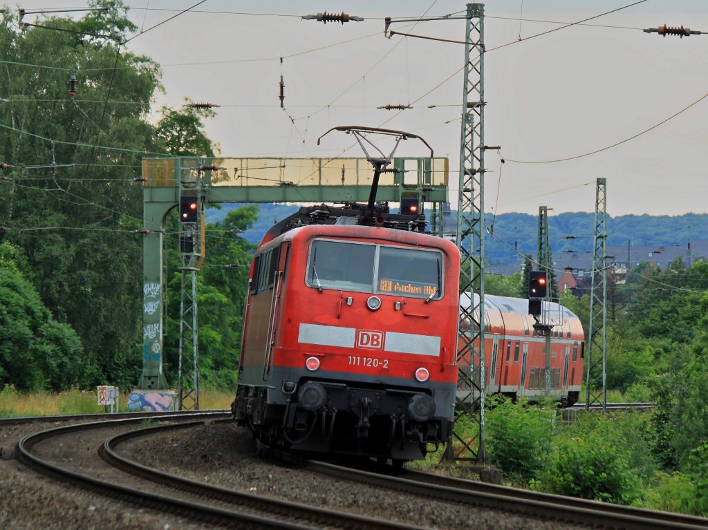 Am 20.07.2012 auf der KBS 480 kurz vor dem Aachener Hbf, 111 120-2 mit einem RE auf Dienstfahrt.