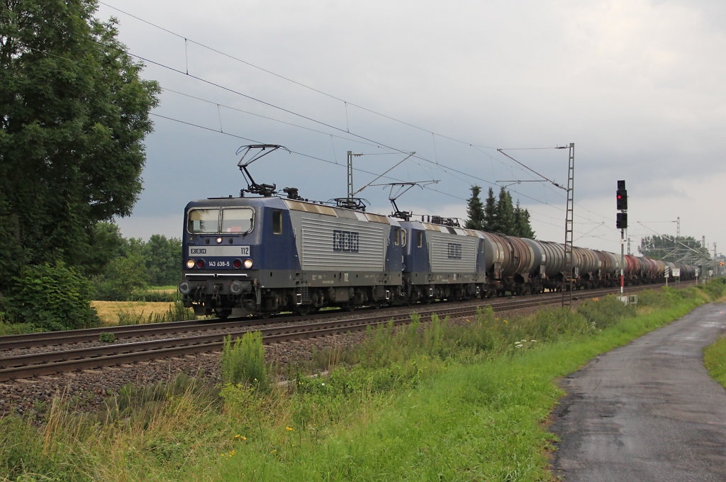 Am 20.07.2012 kam dieser Umleiter-Zug mit 143 638-5 (RBH 112) und 143 048-7 (RBH 121) und Kesselwagen in Richtung Norden durch Eschwege West. Aufgenommen nahe der Nordeinfahrt nach Eschwege.