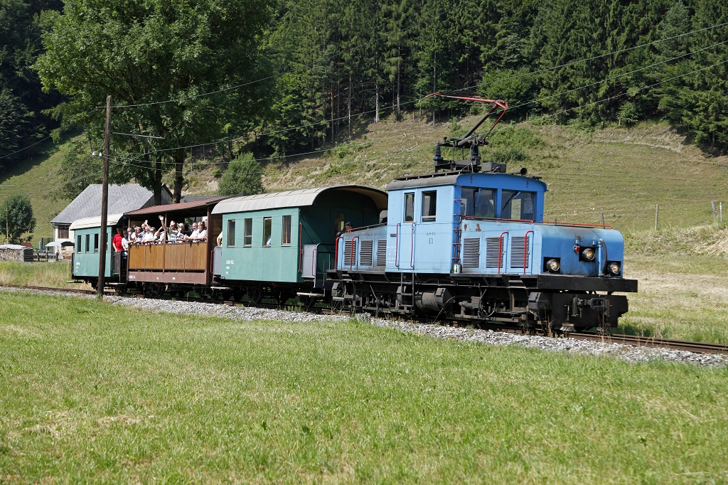 Am 20.07.2013 fand der vierte Betriebstag der Breitenauerbahn in der Saison 2013 statt. Die E3 pendelte an diesem Tag fnfmal durchs Breitenauertal. Das Bild zeigt den Zug im Rograben.