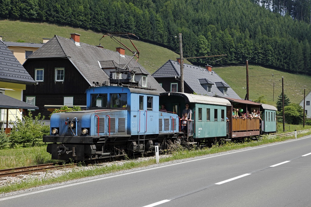 Am 20.07.2013 fand der vierte Betriebstag der Breitenauerbahn in der Saison 2013 statt. Die E3 pendelte an diesem schnen Sommertag fnfmal durchs Breitenauertal. Das Bild zeigt den Zug in St.Jakob.