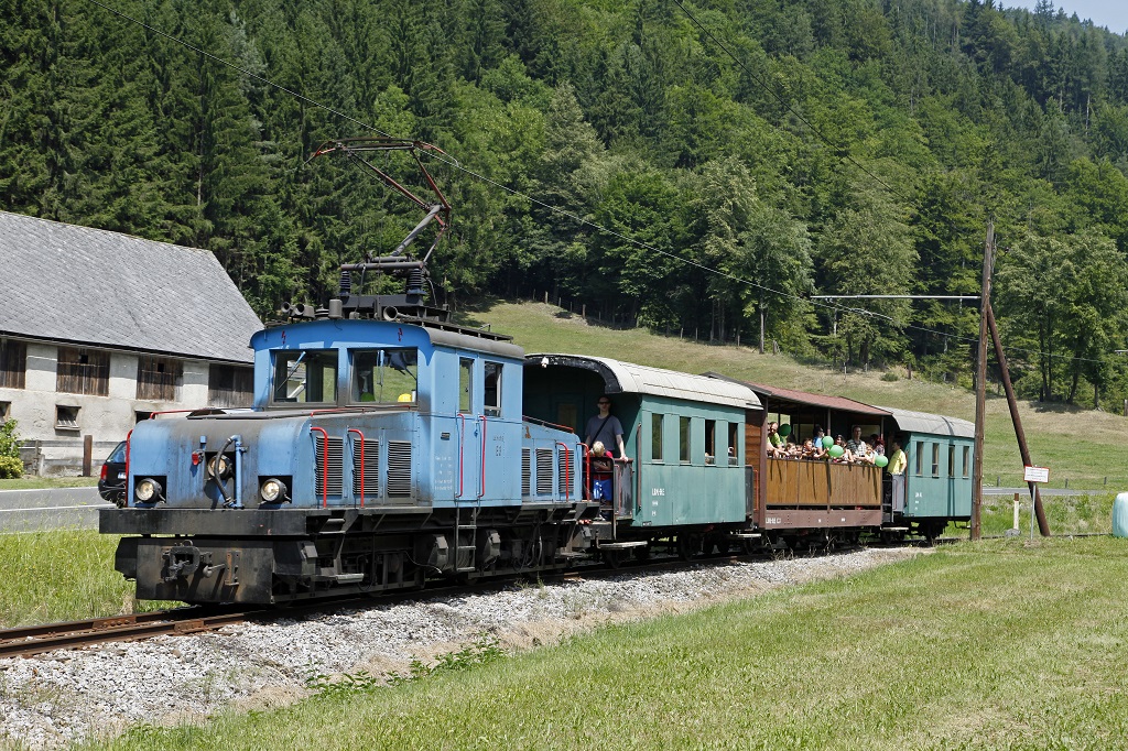 Am 20.07.2013 fand der vierte Betriebstag der Breitenauerbahn in der Saison 2013 statt. Die E3 pendelte an diesem schnen Sommertag fnfmal durchs Breitenauertal. Das Bild zeigt den Zug im Rograben.