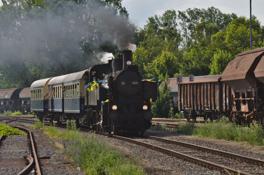 Am 20.07.2013 f�hrte der Verein Neue Landesbahn einen Sonderzug von Mistelbach nach Hohenau und zur�ck. Dieses Bild zeigt die 93.1420 mit ihrem sch�nen Zug bei der Einfahrt in den Bahnhof Dobermannsdorf.
