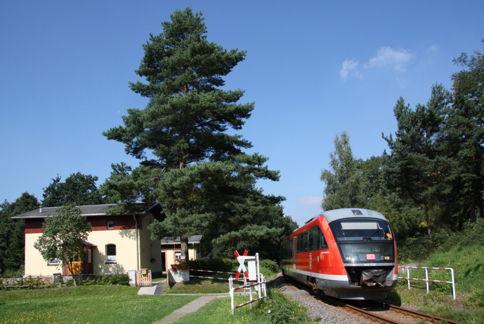 Am 20.08.2011 durchfhrt dieser Triebwagen vom Typ VT642 der Erzgebirgsbahn meine Heimatstadt Zschopau mit Fahrtziel Chemnitz Hbf.