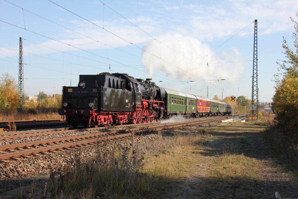 Am 20.10.2012 dampfte der Schwarzenberger Museumszug mit 50 3616 nach Altenburg.Hier auf der Olzmannbrcke in Zwickau.