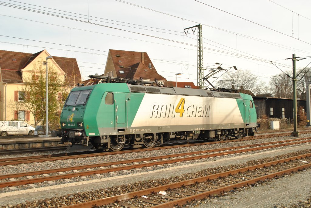 Am 20.11.2010 fhrt 185 533-7 von Rail4Chem durch Plochingen.