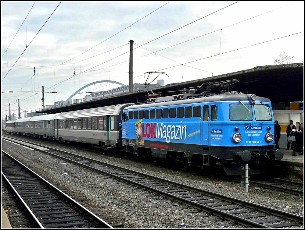 Am 20.11.2010 hatte der luxemburgischen Eisenbahnverein G.A.R. (Groupement des amis du rail) eine Sonderfahrt zur Modellbahnmesse in Kln organisiert. Von Luxemburg Stadt bis nach Igel wurde der Zug von der CFL Lok 4020 gezogen, dort wurde er von der 1042 520-8 der Centralbahn bernommen. Der Zug, bestehend aus 2 Corail- und 2 Wegmannwagen, wurde im Bahnhof Kln Messe/Deutz abgelichtet. (Hans)
