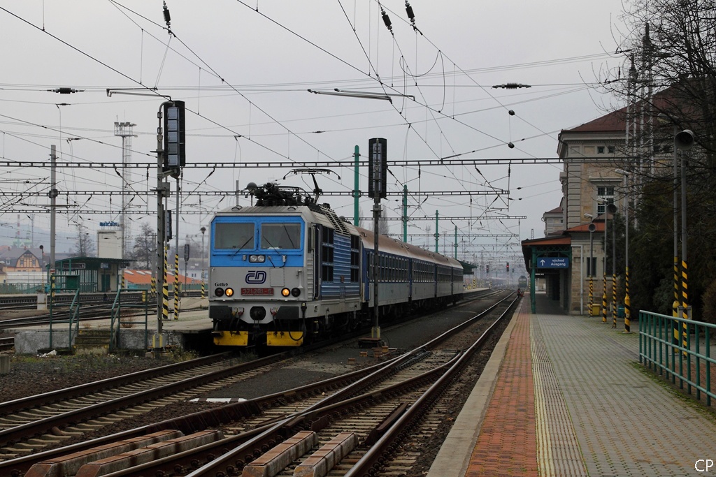 Am 20.11.2010 verkehrte der Elbe-Labe-Sprinter mit der 371 201-5, auch liebevoll  Gottlieb  genannt. Dabei handelt es sich um die ehemalige 180 001 der DB, die nun bei der CD im Einsatz ist. Zum Fahrplanwechsel wurde dieser Zug, der nur am Wochenende und Feiertagen lokbespannt unterwegs war, durch einen Desiro der DB ersetzt.