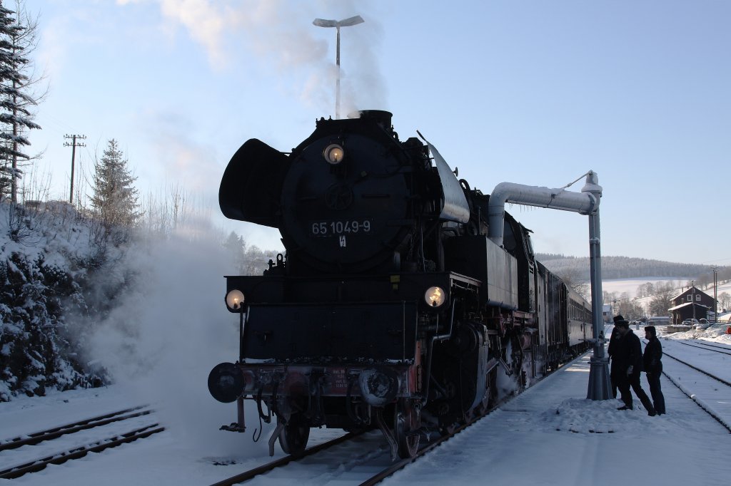 Am 20.12.09 ergnzt 65 1049 in Crahnzahl ihre Wasservorte. Mit vereinten Krften wurde der angefrorene Wasserkran dann doch gangbar gemacht. Bei Temperaturen um die -15 passiert das schon mal, das was einfriert. :-)