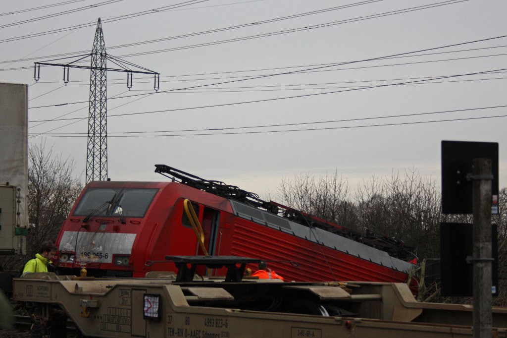 Am 20.12.12 lag 189 065 nach dem Unfall am Vorabend weiterhin im Schrebergarten in Dsseldorf-Eller.