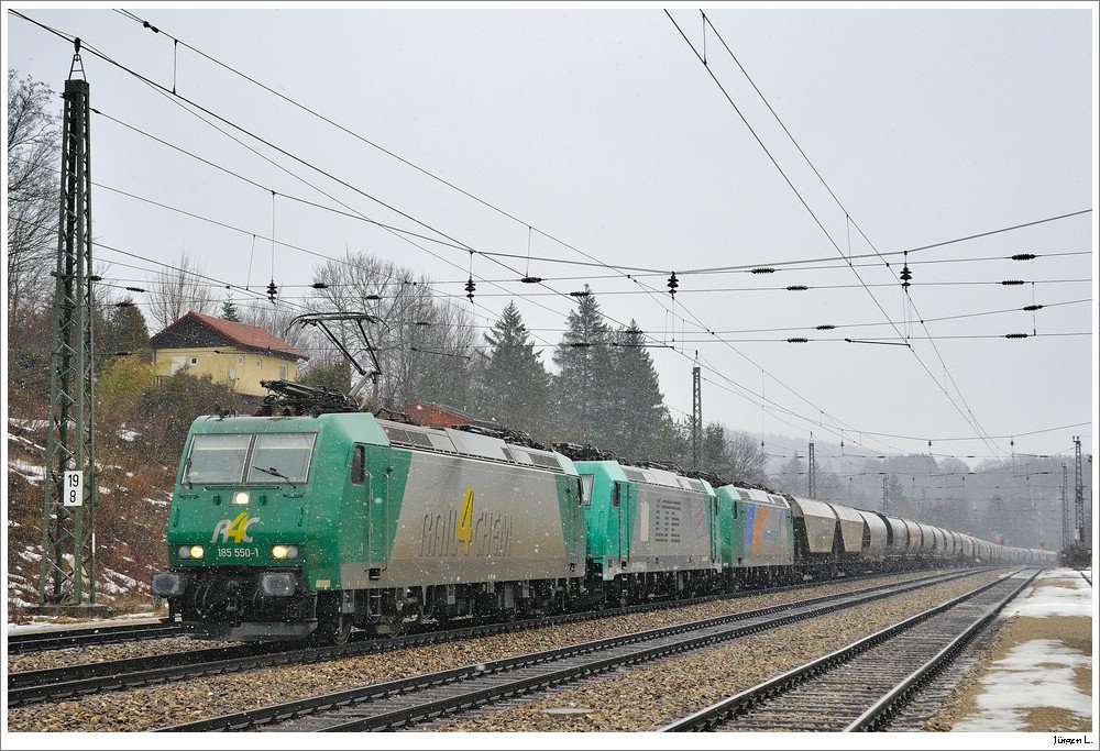 Am 20.2.2010 hatte der 47190 enorme Versptung und war zudem als grnes Tripple mit R4C 185.550, LTE 185.577 (kalt) und R4C 185.542 (kalt) unterwegs. Beindruckend war auch die Lnge des Zuges. LTE 2016.903 war bis Rekawinkel als Nachschiebelok am Zug. Belegaufnahme in Tullnerbach-Pressbaum.