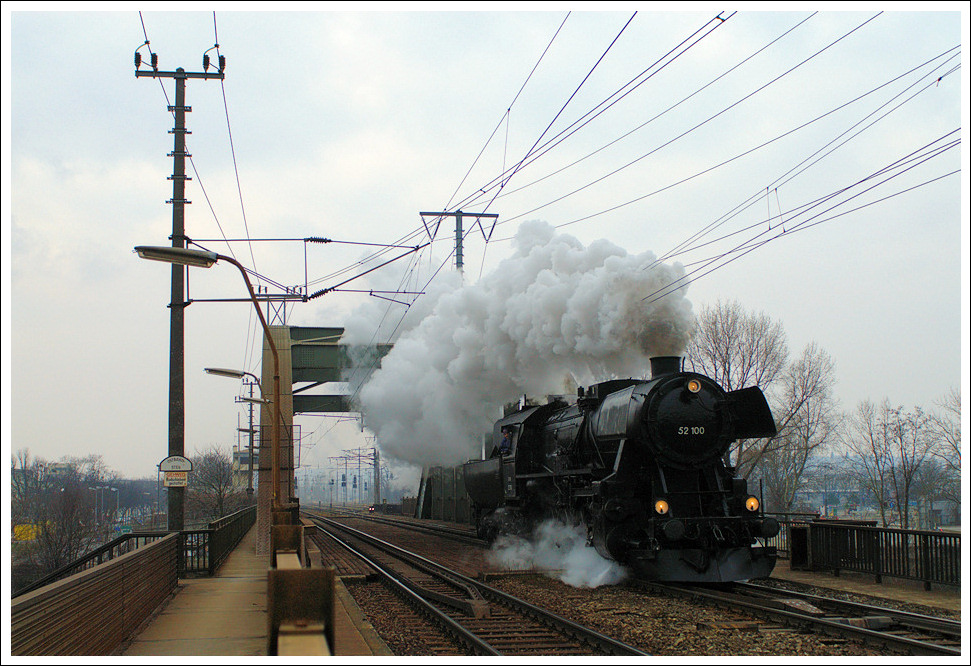 Am 20.2.2011 fuhr die 52 100 des 1SEK Strasshof einen Sonderzug von Wien-Heiligenstadt nach Sigmundsherberg unter dem Titel  Winterdampf im Kamptal . Die Zufhrung der Lok erfolgte als Lz 17077 von Strasshof nach Wien-Heiligenstadt/Grtelbrcke, wobei im Betriebsbhf Wien-Erdberger Lnde Kopf gemacht werden musste. 
1SEK 52 100 bei der Abfahrt aus Wien Erdberger Lnde Richtung Heiligenstadt/Donaulndebahn.