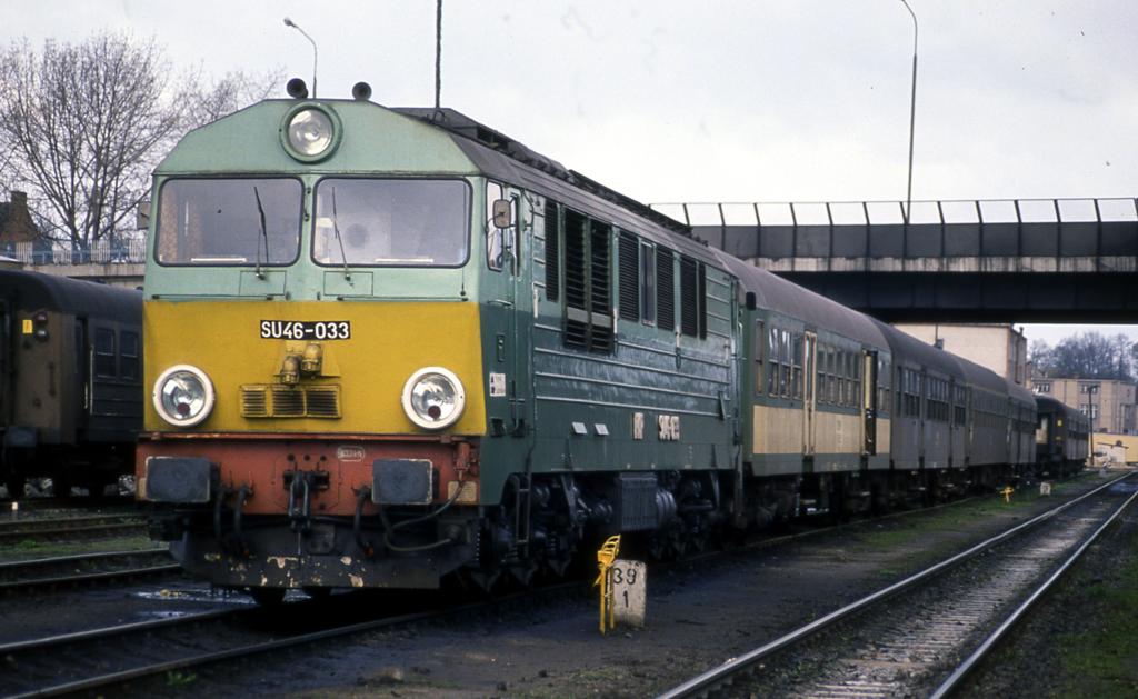 Am 20.4.1992 bespannte die PKP Grodiesellok SU 45-195 den P 4444.
Die Aufnahme entstand im Bahnhof Wolsztyn in Polen.