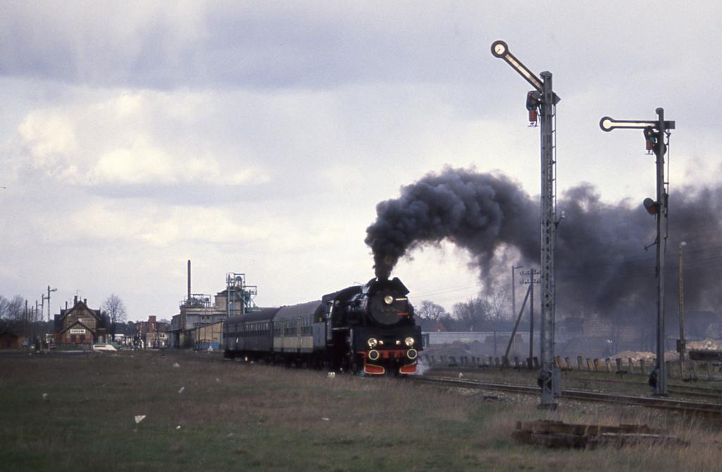 Am 20.4.1992 machte die PKP Ol 49-59 mchtig Dampf,
als sie mit ihrem Personenzug in Kargowa wieder ausfuhr.
