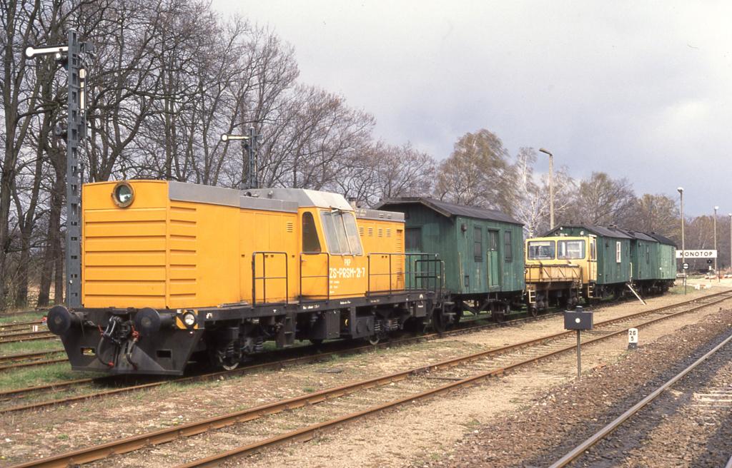 Am 20.4.1992 stand dieser Bauzug mit einer Diesellok bespannt 
im Bahnhof Konotop. Damals wurde die Streck Wolsztyn - Konotop noch
regelmig im Personenzugverkehr bedient.