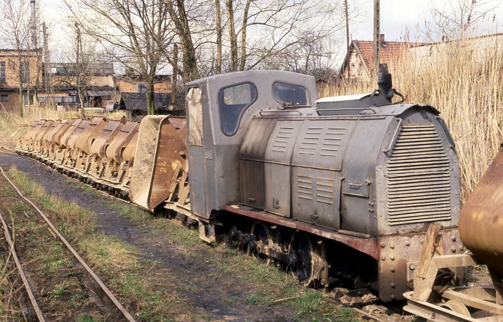 Am 20.4.1992 war bei der Ziegelei in Rostarzewo nahe Poznan noch reger
Betrieb. Ein entleerter Lorenzug steht hinter einer zweiachsigen 
Feldbahnlok.