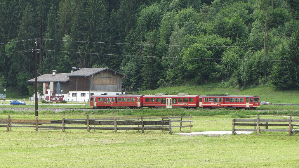 Am 20.5.2012 kam am frhen Nachmittag dieser VT der Zillertalbahn zwischen Fgen-Hart und Gagering als R 144 (Mayrhofen->Jenbach) daher. Der nchste Halt ist Gagering.