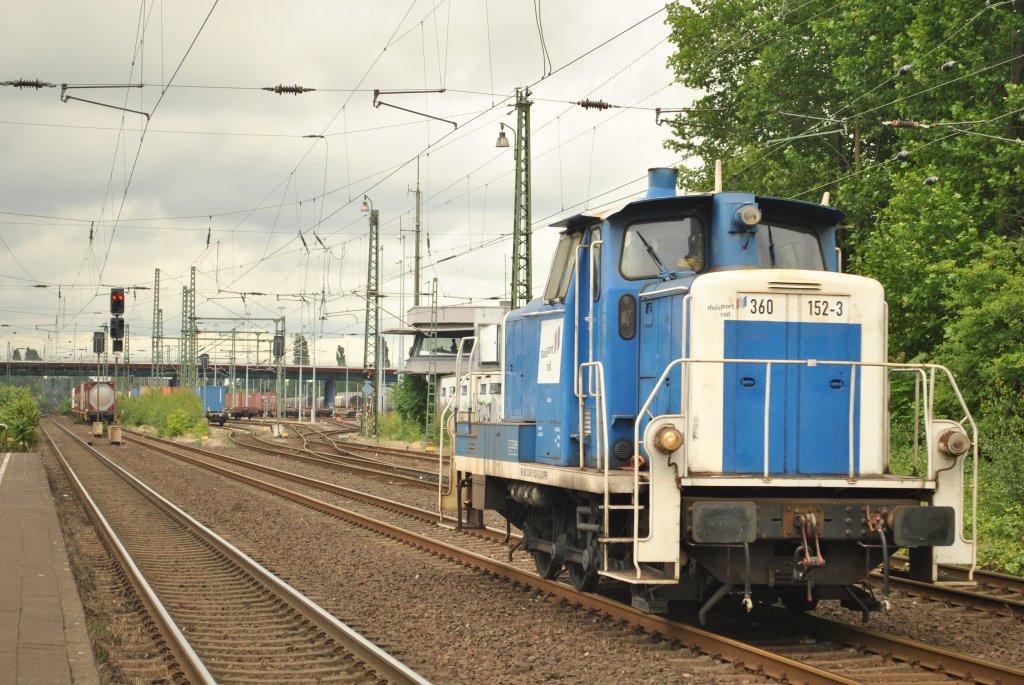 Am 20.6.2011 rangiert 360 152-3 in Rheinhausen.