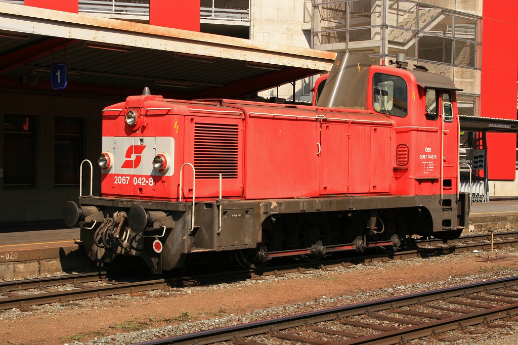 Am 2.07.2008 fhrt die 2067 041 sla Lokzug am Bahnsteig 1 durch Bruck/Mur.