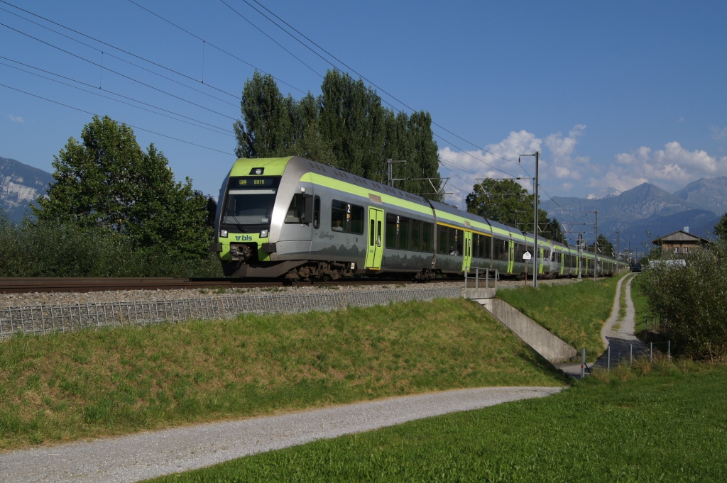 Am 20.8.11 fhrt der RABe 535 120.0 gemeinsam mit dem RABe 535 105-1, dem RABe 535 106-9 und dem RABe 535 119-2 als RE 3178 von Spiez Richtung Einigen.