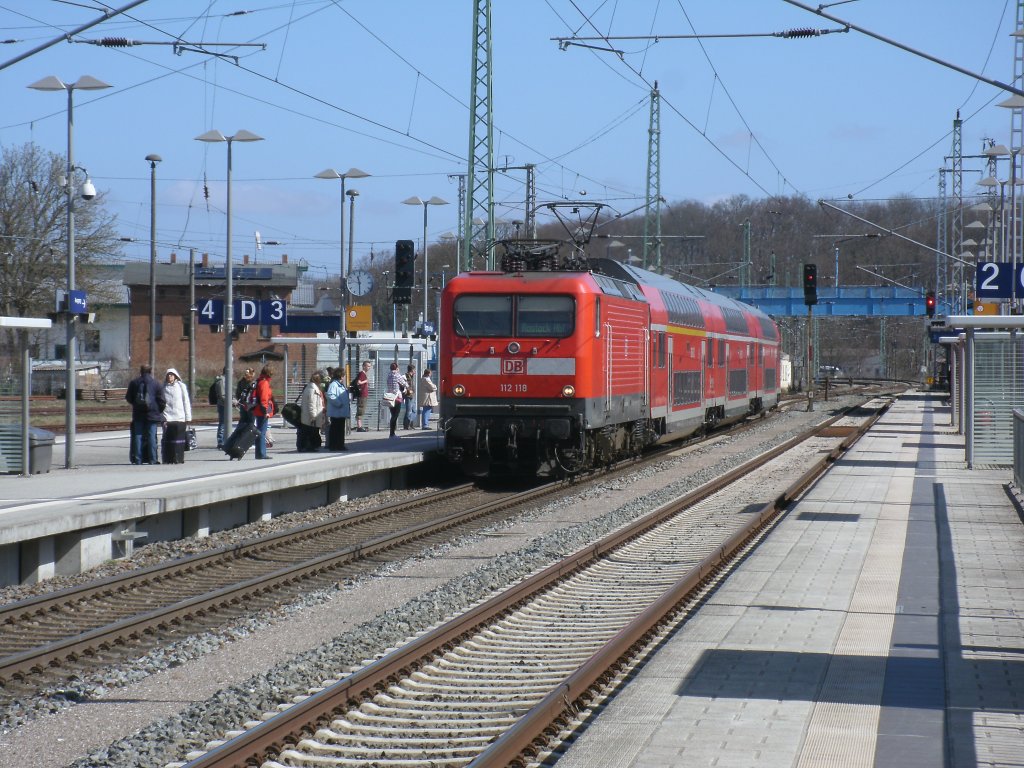 Am 20.April 2013 fuhr 112 118 den RE 13008 Sassnitz-Rostock,hier bei der Einfahrt in Bergen/Rgen.