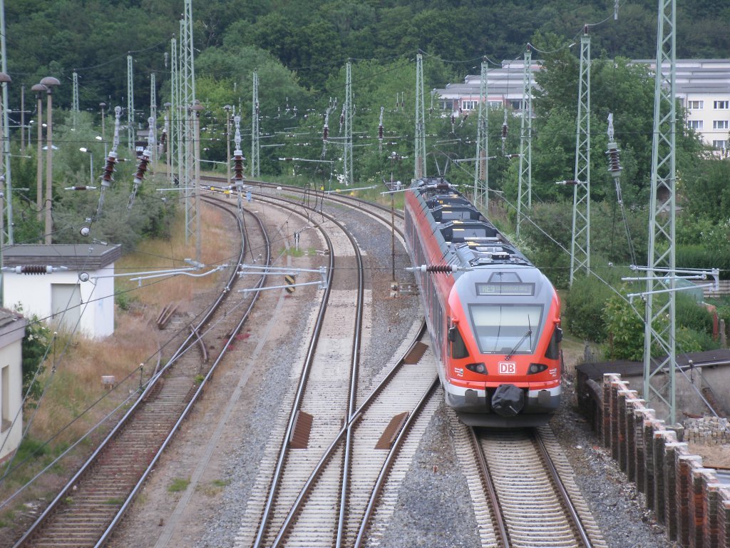Am 20.Juni 2012 verlie RE 13031 Stralsund-Binz den Bahnhof Bergen/Rgen.Aufnahme von der Fussgngerbrcke.