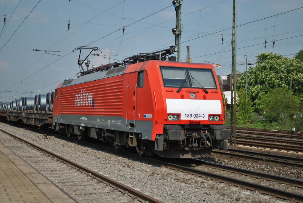 Am 21. April 2011 zieht 189 024-3 einen Stahlrollenzug durch D�sseldorf Rath.