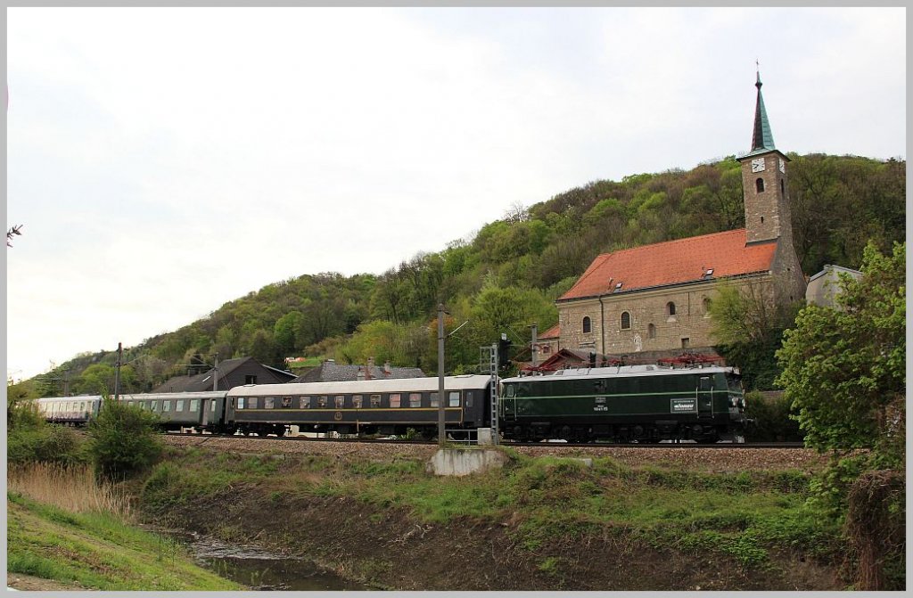 Am 21. April 2012 verkehrte die 1041 15 mit einem Sonderzug von Wien FJB ber Tulln und Stockerau nach Lednice. Die Aufnahme zeigt den Zug bei der Durchfahrt in Hflein an der Donau. 