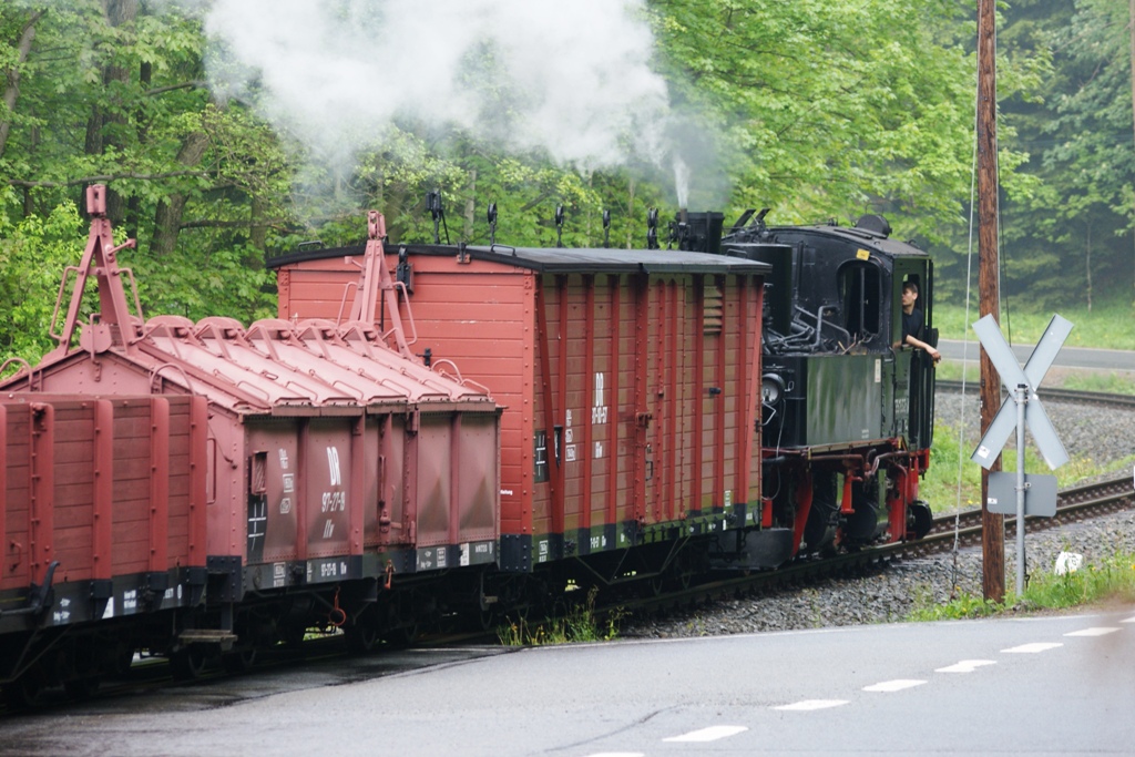 Am 21. Mai 2011 berquert IV K 99 1568-7 mit Dstg 54236 die Strae nach Grumbach, zwischen Hp Forellenhof und Hp Stolln.