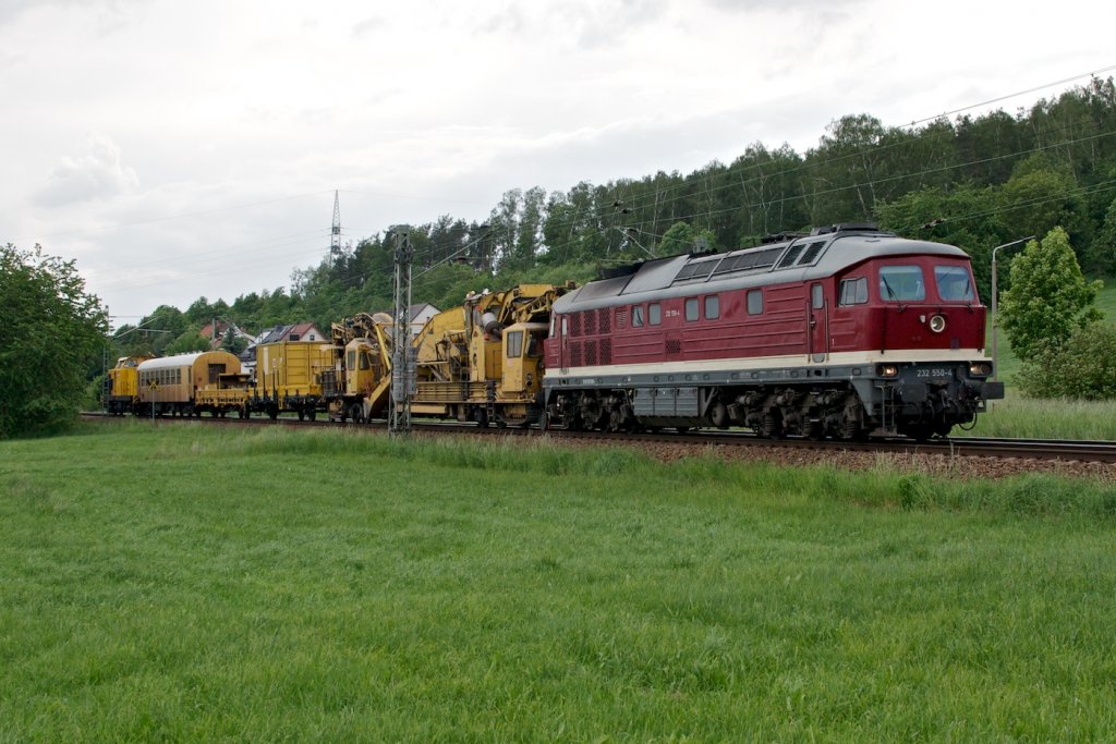 Am 21. Mai 2012 erreicht 232 550 mit Bauzug gleich Glauchau.