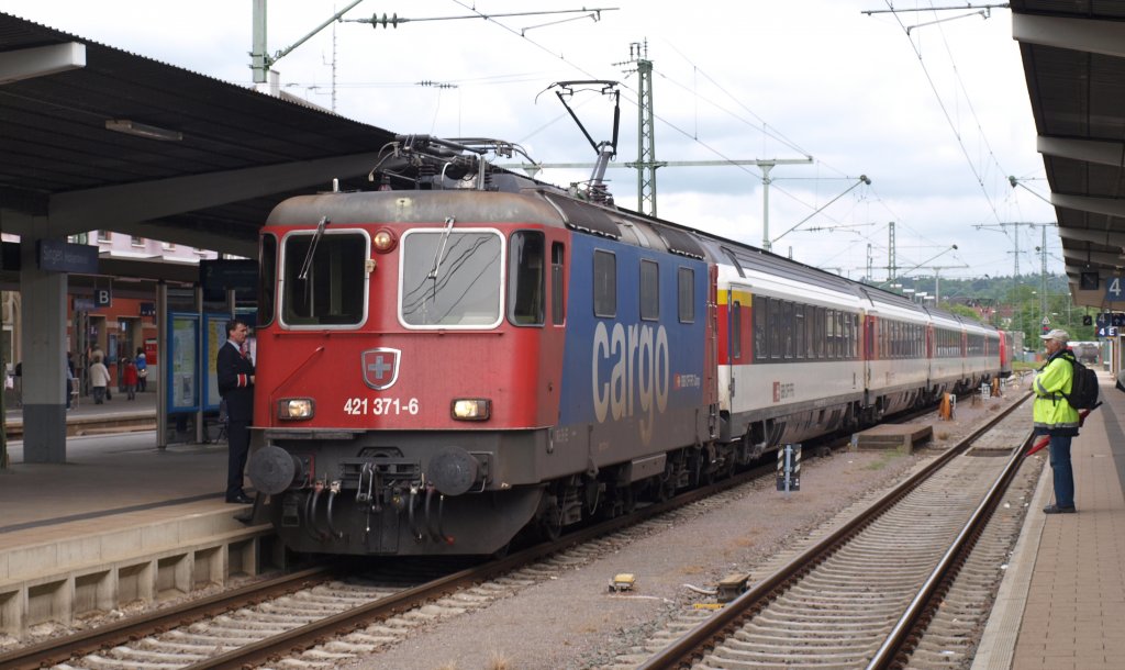 Am 21. Mai 2013 hat sich Re 421 371 in Singen vor den EC aus Stuttgart gesetzt und bringt ihn gleich nach Zrich. Am Ende des Zuges ist noch die BR 181 214  Mosel  zu erkennen, welche den EC aus Stuttgart nach Singen gebracht hat.