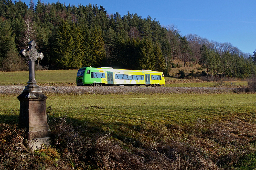 Am 21. November 2012 war der letzte Betriebstag der von der HzL bei der Strohgubahn ausgeliehenen RegioShuttle. VT 361 ist hier auf der Burladinger Steige talwrts unterwegs nach Hechingen.