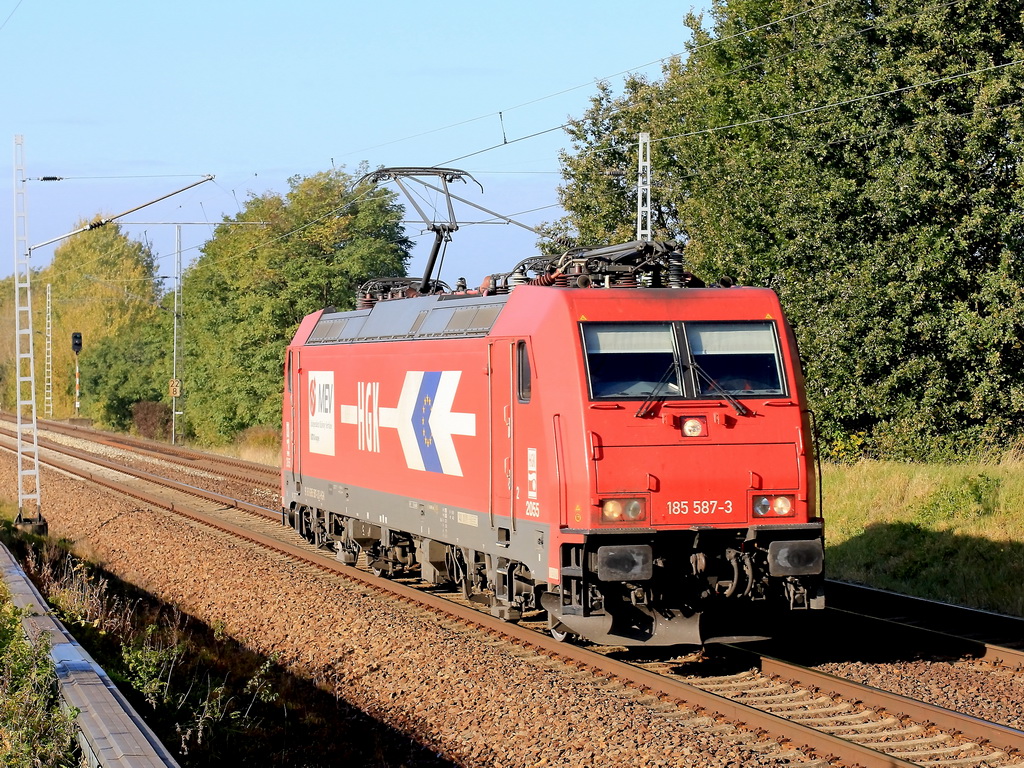 Am 21. Oktober 2011 durchfhrt HGK 185 587-3 als Leerzug den Ort Diedersdorf in der Herbstsonne.