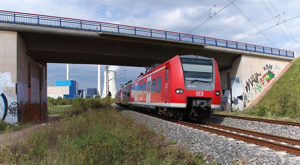 Am 21 September 2011 waren wir lange unterwegs. Morgens um 8 Uhr ging es schon los Richtung Merzig und Bachem, wegen der Dampfzge, danach in Richtung Ensdorf und Bous.

Gegen 14.00 Uhr wurde auch das Wetter etwas schlechter.

426 016 und ein 426er als Doppeltraktion kamen noch auf dem Weg zum Auto vor die Linse.

Viele Eisenbahnphotographen fahren ja mit dem Auto bis fast an die Gleise.

Wir verbinden mit den Photos immer noch einen schnen Spaziergang.

KBS 685 beim Kraftwerk Ensdorf