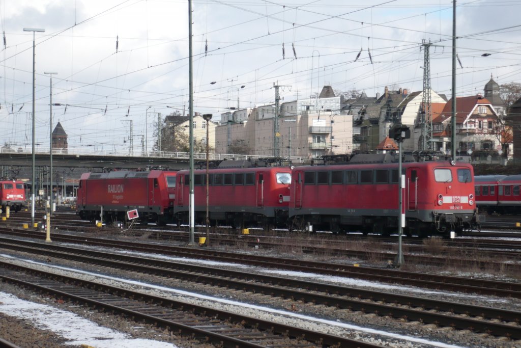 Am 21.02.2010 steht die 140 761-8 mit 140 779 und einer BR 185 in Gieen abgestellt und warten auf die nchsten Einstze.