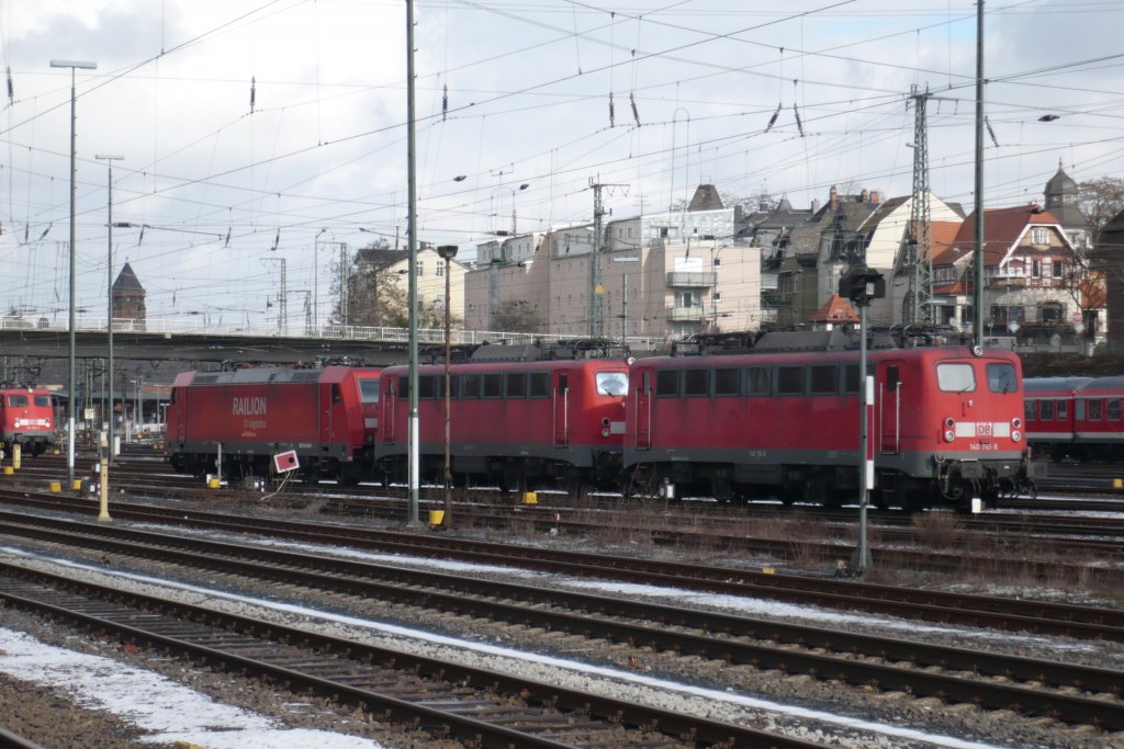Am 21.02.2010 steht die 140 761-8 mit 140 779 und einer BR 185 in Gieen abgestellt und warten auf die nchsten Einstze.